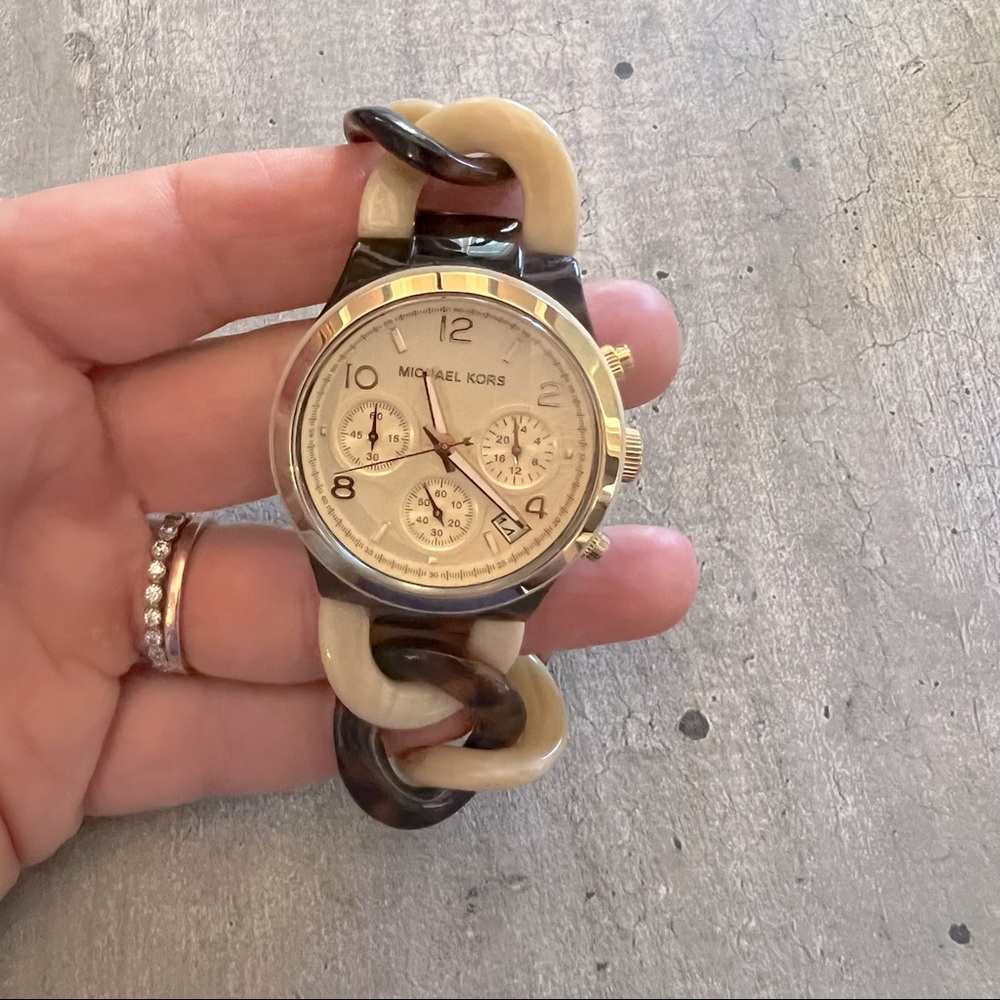 Michael Kors Watch, stainless steel metal with a tortoise acrylic twist chain